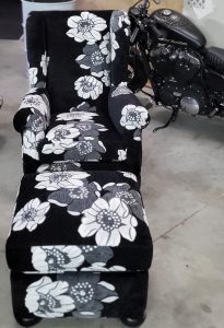 Bergère et pouf à fleurs noires et blanches