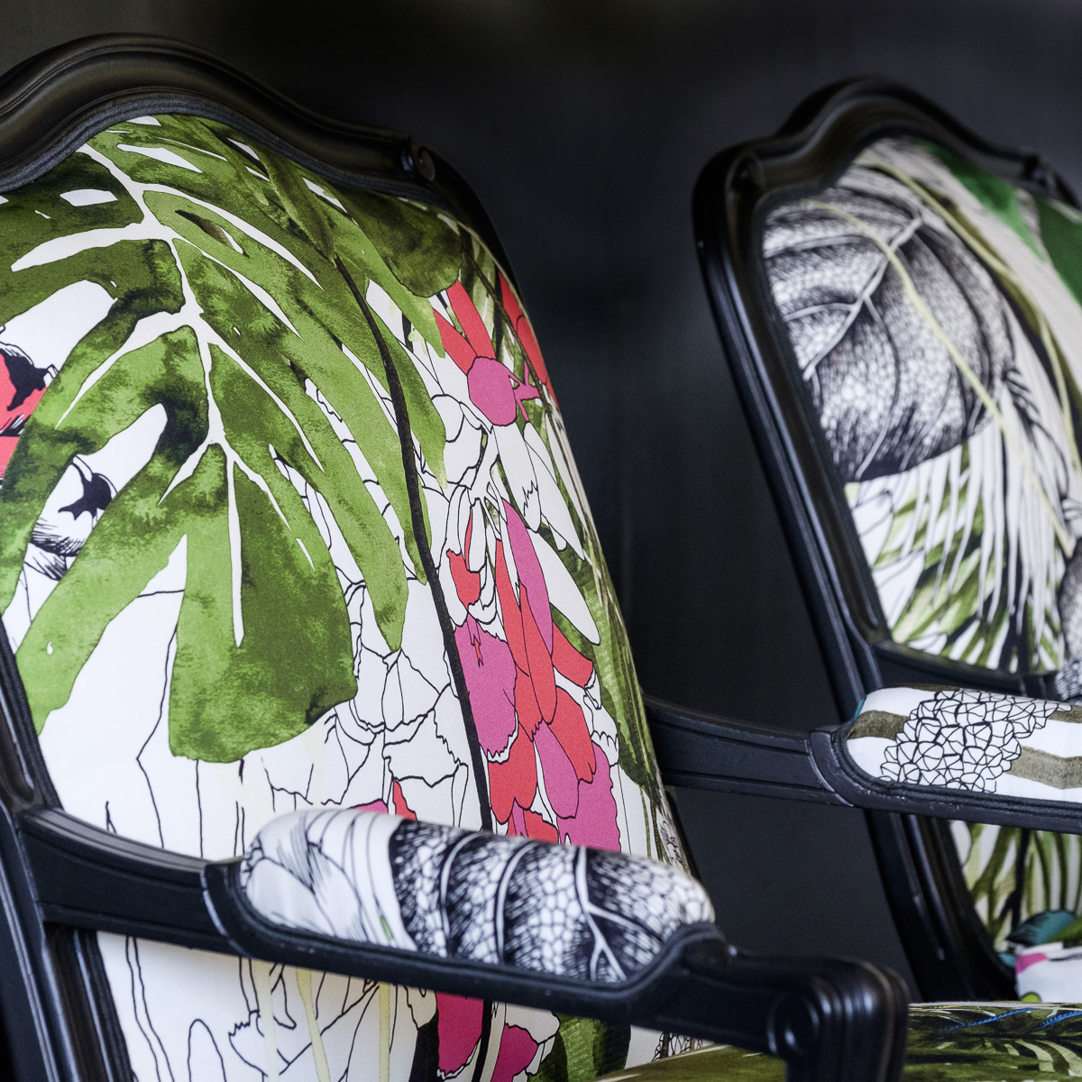 Détail d'une bergère Louis XV rénovée avec des motifs végétaux et floraux.