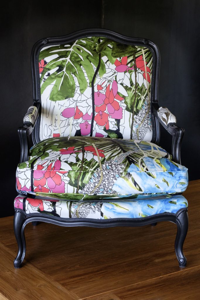 Bergère Louis XV rénovée avec des motifs végétaux.