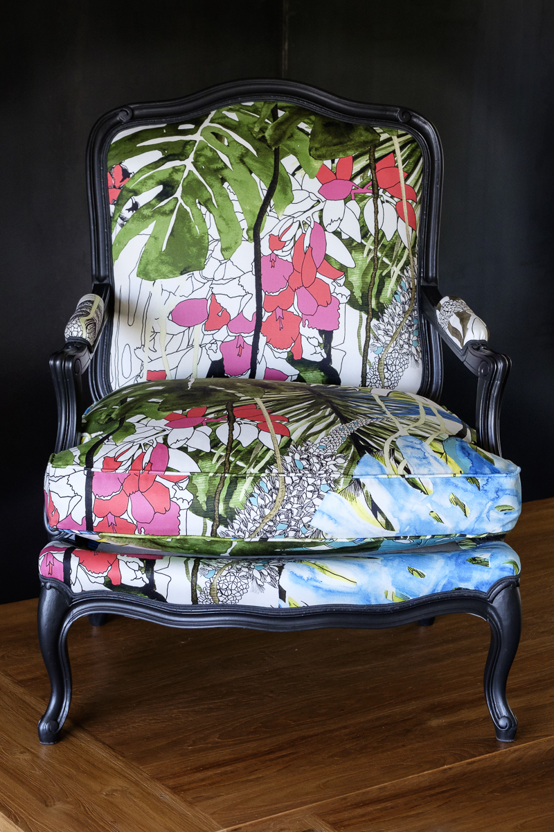 Bergère Louis XV rénovée avec des motifs végétaux.