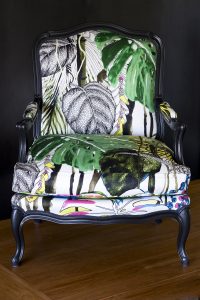 Bergère Louis XV rénovée avec des motifs végétaux.