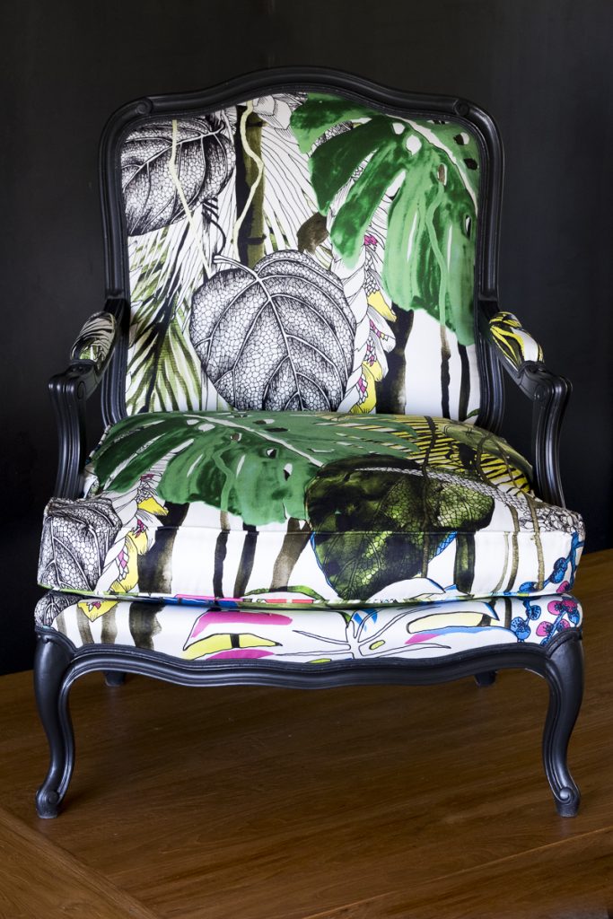 Bergère Louis XV rénovée avec des motifs végétaux.