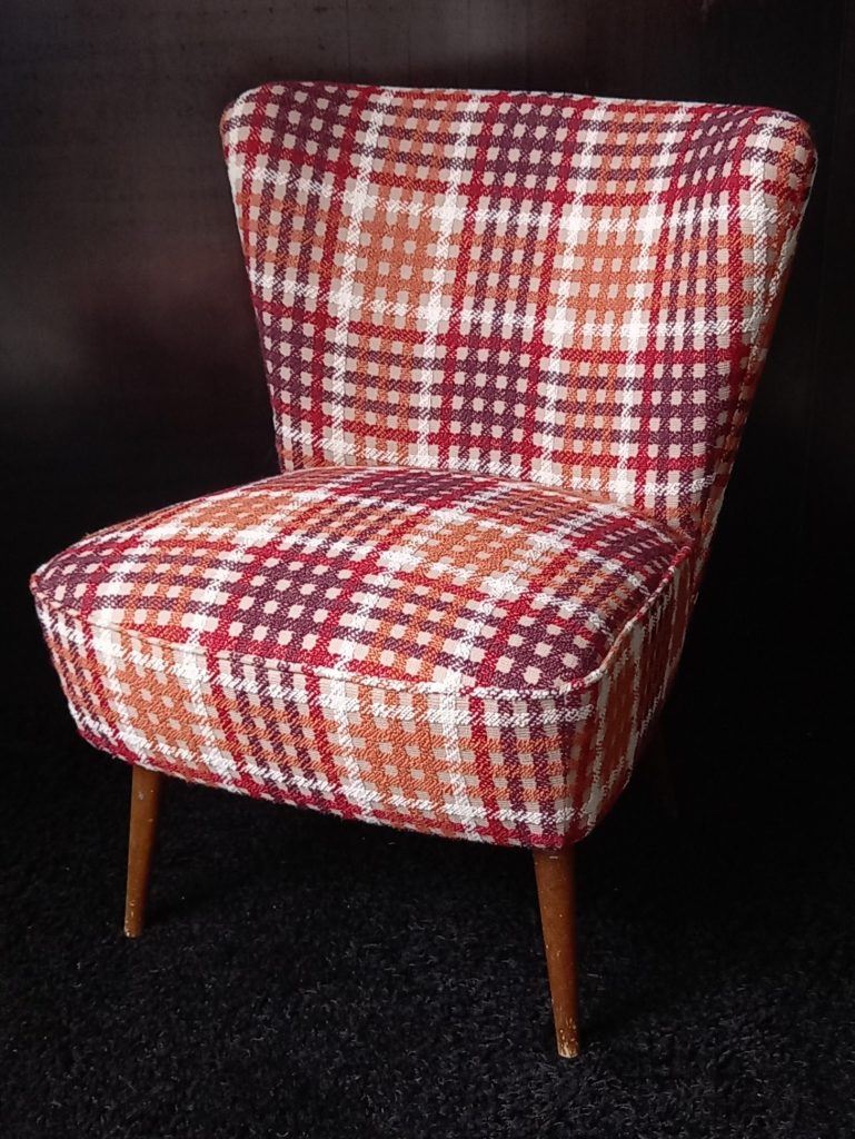 Chauffeuse années 50 à tissu orange et rouge