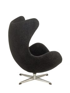 Rénovation d'un fauteuil Egg d'Arne Jacobsen à Chatou.