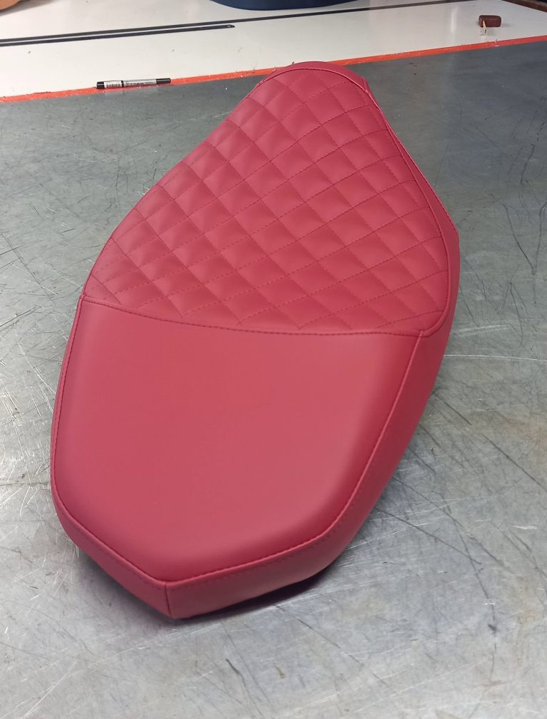 Selle de scooter en cuir rouge et matelassée