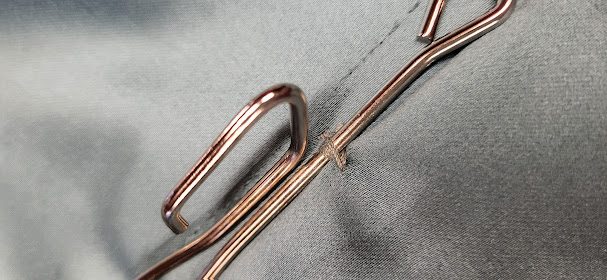 Gros plan d'agrafe de rideaux.