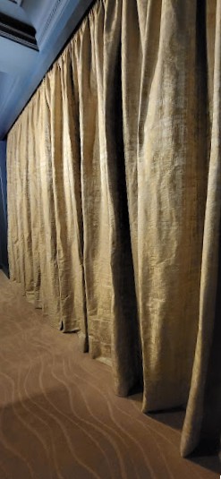 Rideaux jaunes Rubelli dans un intérieur bleu.